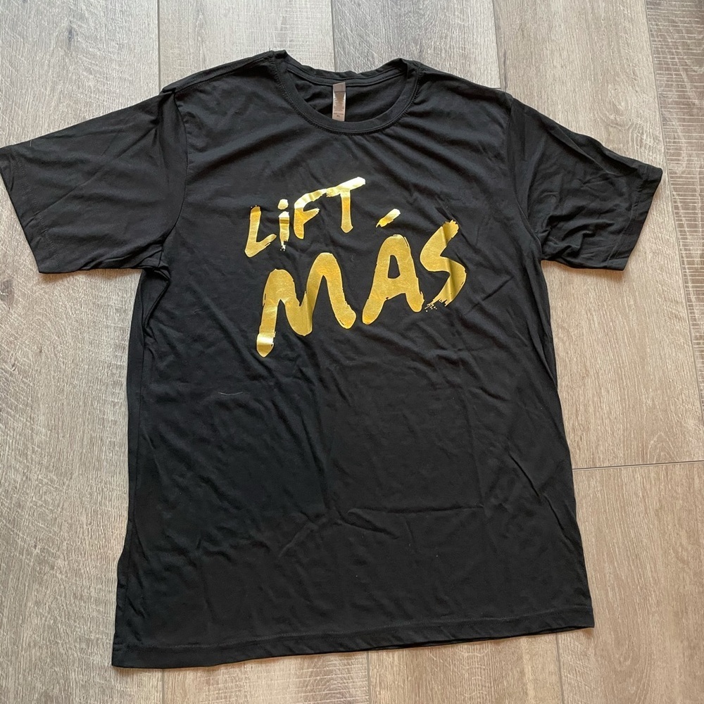 Lift Más Gold Foil Print Tee in Black